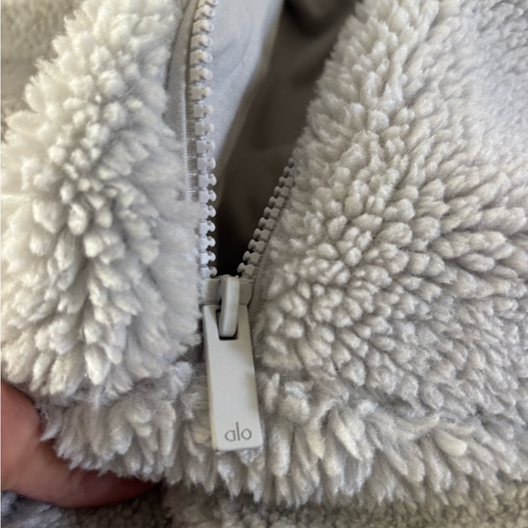 ALO Yoga Dove - Light Gray Small Sherpa Jacket - Picture 6 of 9